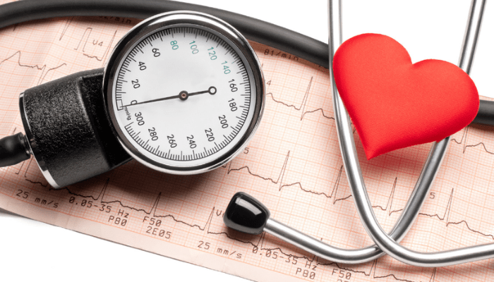 Descubra cómo la postura afecta la medición de la presión arterial